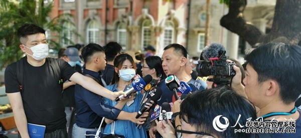 自救会会长钟锦明接受访问。记者孙立极摄
